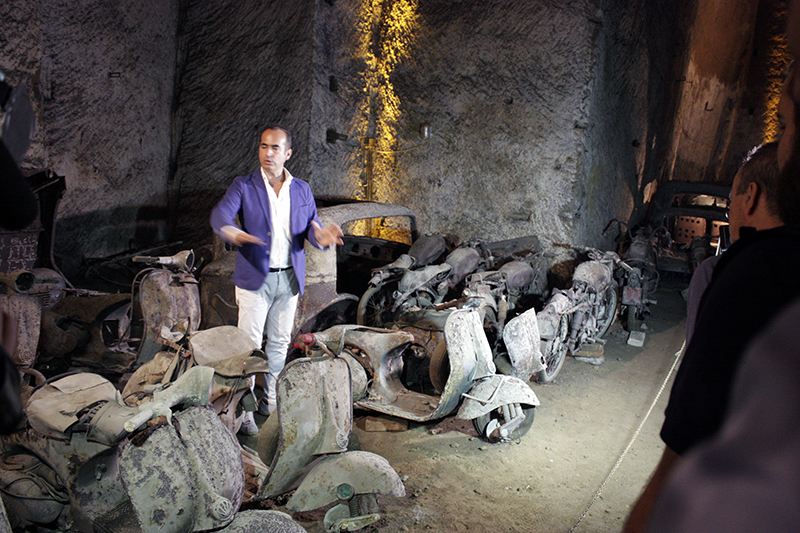 008 Gianluca Minin fa da cicerone nel Tunnel Borbonico